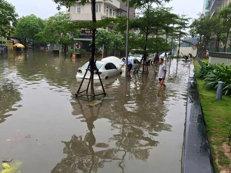 
Sáng nay, nhiều người dân khu Văn Phú - Hà Đông cũng choáng ngợp với cảnh ngập nặng, nhiều xe ô tô chìm trong biển nước
