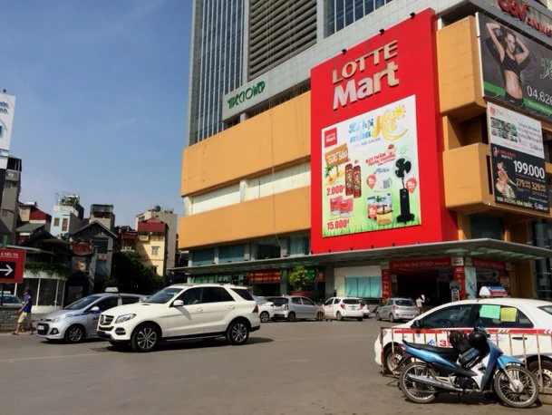 Chỗ để xe ô tô đang là vấn đề nhức nhối của hàng trăm chung cư tại Hà Nội. Quy định nhà cao tầng phải có ít nhất 3 tầng hầm có giải quyết được vấn đề nhức nhối trên?