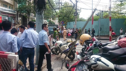 Tại giao lộ Nguyễn Bỉnh Khiêm-Nguyễn Đình Chiểu đã cấm phương tiện lưu thông vào tòa nhà Trung tâm hội nghị GEM. Ảnh: Nguyễn Dũng.