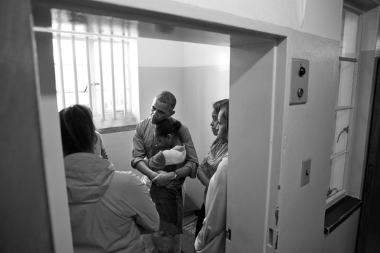 Ôm con gái thứ 2 Sasha khi thăm nhà giam cũ của cố Tổng thống Nam Phi Nelson Mandela vào tháng 6-2013.