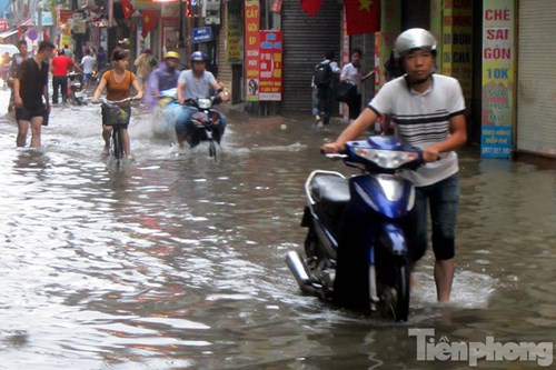 
Nhiều xe bị chết máy khi đi qua khu vực nước ngập sâu.
