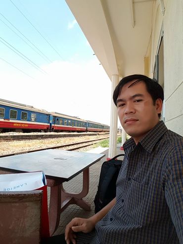 Một hành khách kẹt tại ga Bình Triệu đang ngồi trước cửa ga để chờ thông tin. Tuy nhiên, sau hơn 30 phút hỏi một số nhân viên nhà ga, câu trả lời nhận được là chưa có thông tin gì mới.