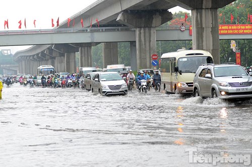 
Các phương tiện di chuyển khó khăn qua đây.
