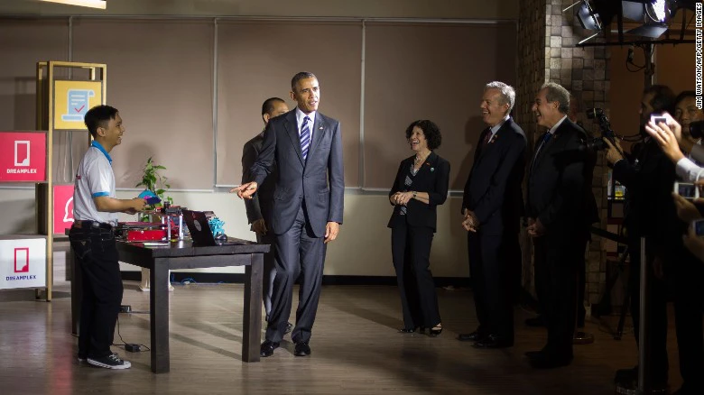 
Tổng thống Obama có mặt tại Dreamplex gặp gỡ các doanh nghiệp trẻ. Ảnh: CNN
