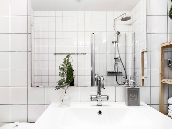 
Phòng tắm mang lại cảm giác sạch sẽ với việc ốp đá toàn bộ.
