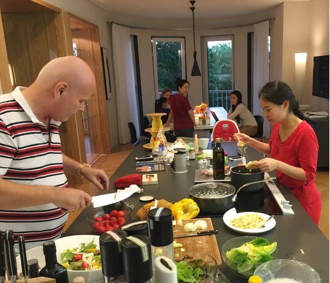 Thu Minh cùng chồng ngoại quốc tự tay vào bếp chuẩn bị đồ ăn tiếp đãi bạn bè tới chơi.