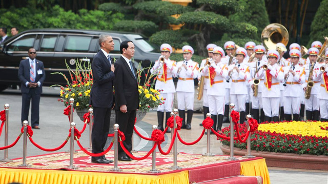 
Chủ tịch nước Trần Đại Quang và Tổng thống Obama thực hiện nghi lễ chào cờ tại Phủ chủ tịch. Ảnh: Dân trí
