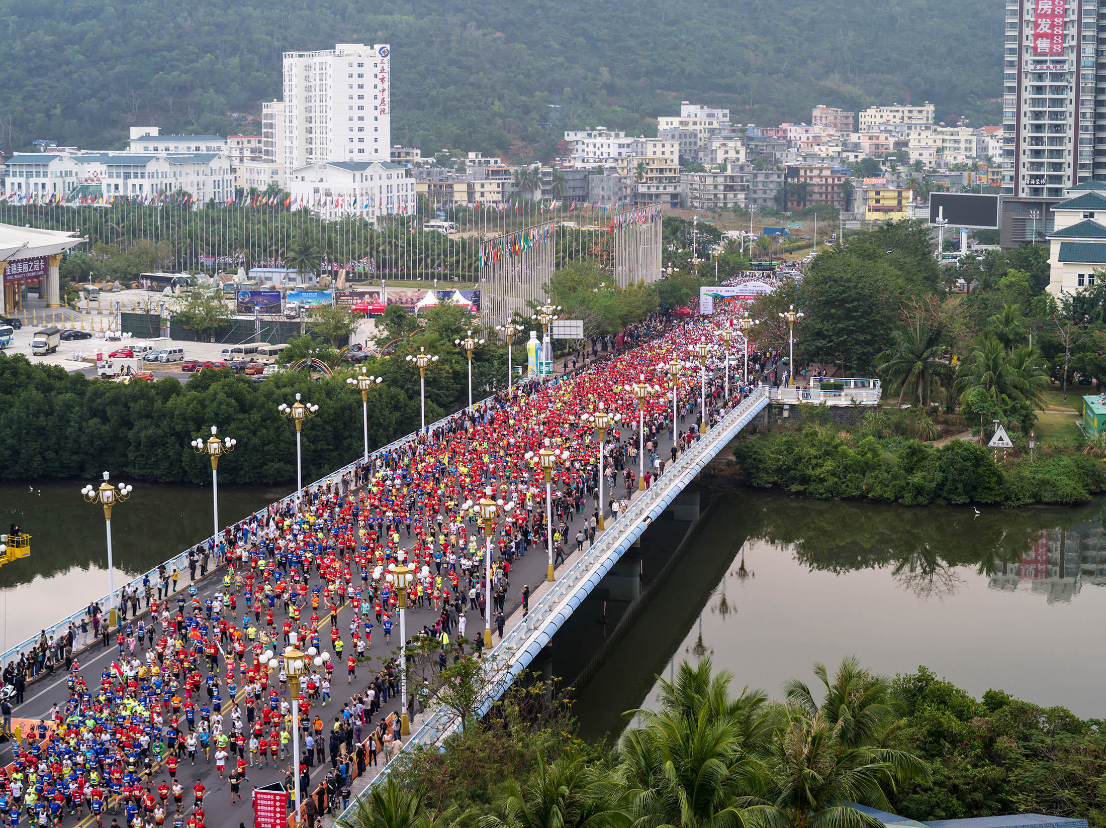 Người dân Trung Quốc tham gia chương trình chạy Marathon tại thành phố Tam Á, đảo Hải Nam, Trung Quốc tháng 2/2016. Ngày càng có nhiều người Trung Quốc tham gia thể thao và hoạt động rèn luyện sức khỏe. Ảnh: Getty Images