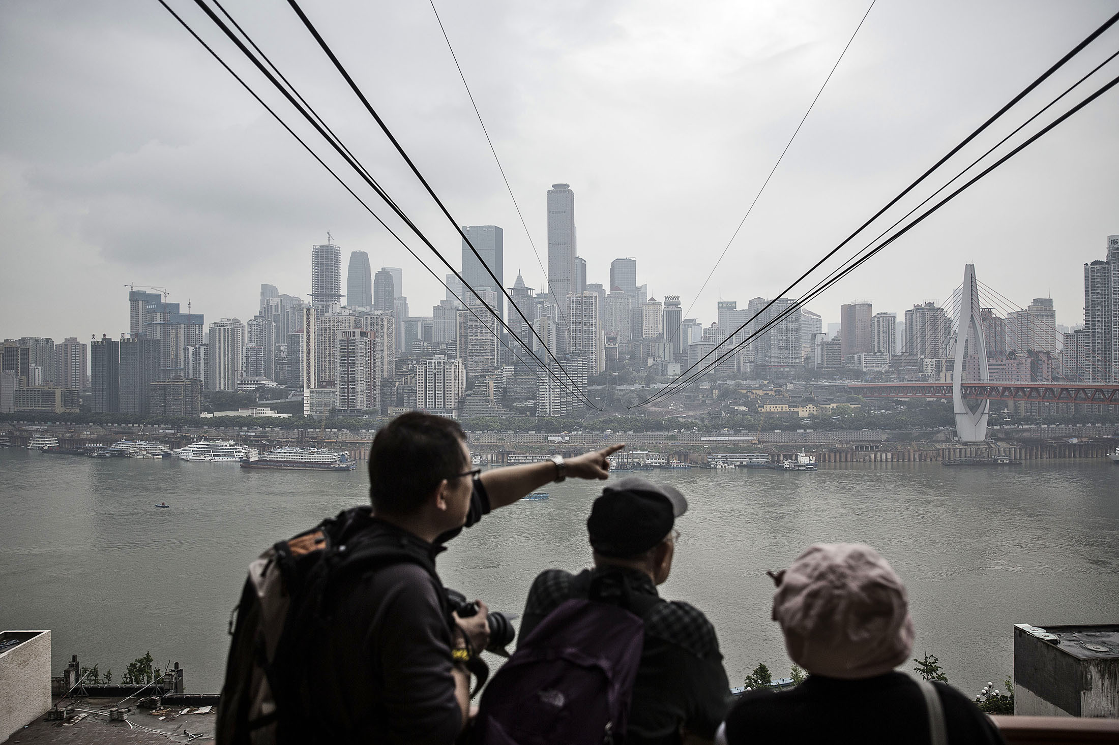 
Du khách đợi đi cáp treo trên sông Trường Giang, Trùng Khánh. Ảnh: Qilai Shen/Bloomberg
