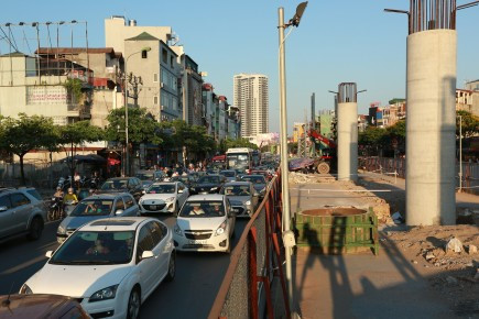 
Tắc đường vì công trường tuyến đường sắt Nhổn - ga Hà Nội tại đường Hồ Tùng Mậu, Cầu Giấy (chụp chiều 2.6.2016). Ảnh: HẢI NGUYỄN
