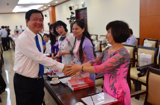 
Bí thư Thành ủy TP.HCM Đinh La Thăng bắt tay các đại biểu tham dự hội thảo - Ảnh: Quang Định
