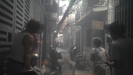 
Vụ cháy xảy ra khoảng 13h20 tại ngõ 278 Thái Hà (Đống Đa, Hà Nội). Vào thời điểm trên, người dân nghe thấy tiếng nổ cùng lúc cột khói bốc lên nghi ngút

