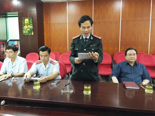 Ông Chu Hồng Uy, Phó Chánh Thanh tra Bộ Xây dựng đang công bố quyết định thanh tra dự án mở rộng Quốc lộ 51.
