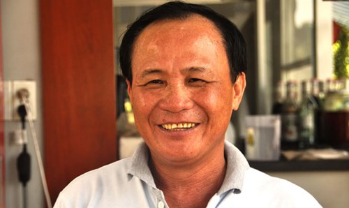 
Ông Nguyễn Văn Tấn vui mừng khi nhận được quyết định đình chỉ bị can. Ảnh: Việt Văn.
