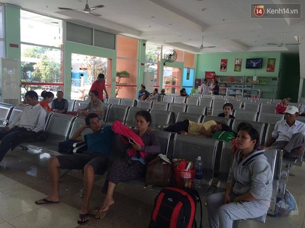 
Hành khách chờ đợi ở ga Biên Hòa.
