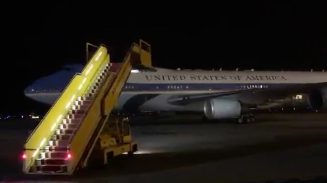 Chuyên cơ Tổng thống Obama đến sân bay Nội Bài.