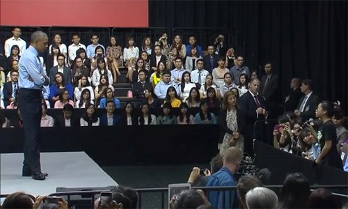 Tổng thống Obama phát biểu trước hàng trăm bạn trẻ.