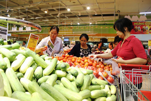 
Sau Tết, mặt hàng rau xanh luôn thu hút người mua.
