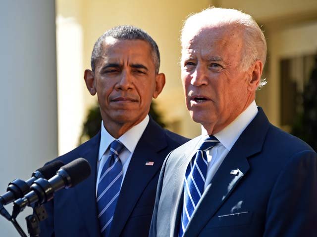 
Tổng thống Mỹ Obama đứng bên cạnh phó tướng của mình Joe Biden khi ông tuyên bố không ra tranh cử trong cuộc bầu cử tổng thống Mỹ năm 2016 ngày 21.10.2015.
