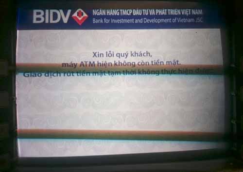 
Máy ATM của ngân hàng BIDV ở đường Phạm Ngọc Thạch thông báo không còn tiền mặt
