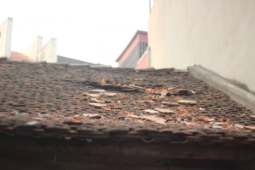 Mái nhà của gia đình anh Bình bị vật liệu xây dựng từ Dự án The Sun Garden - 89 Phùng Hưng rơi gây thủng.