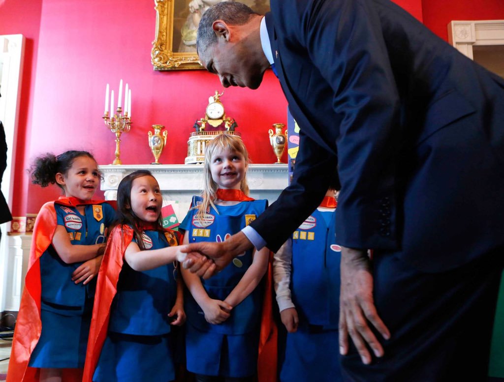 
Obama bắt tay 5 chị em siêu nhân. (Ảnh: Twitter Connie C. Key)
