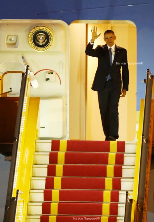 
Tổng thống Mỹ bước xuống từ chiếc Air Force One. Ảnh: NaSon Nguyen/AP
