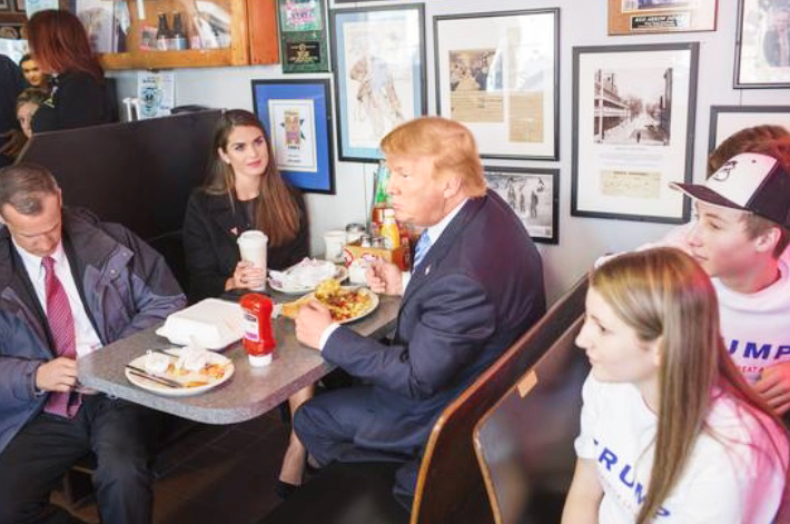 
Cô Hicks ăn trưa cùng ông Trump và giám đốc ban vận động tranh cử Corey Lewandowski tại New Hampshire, tháng 1/2016. Ảnh: MC
