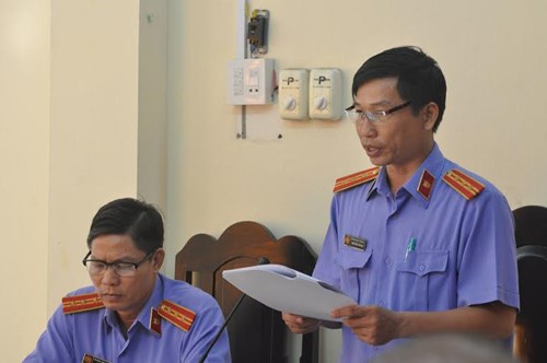 
Đại diện VKS tỉnh Kiên Giang luận tội các bị cáo.

