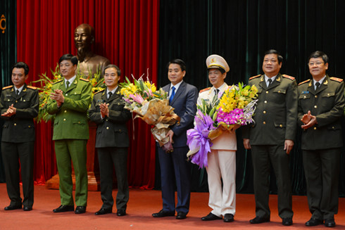 
Thiếu tướng Nguyễn Đức Chung và tân Giám đốc Công an TP Hà Nội chụp ảnh lưu niệm cùng với các đồng nghiệp.
