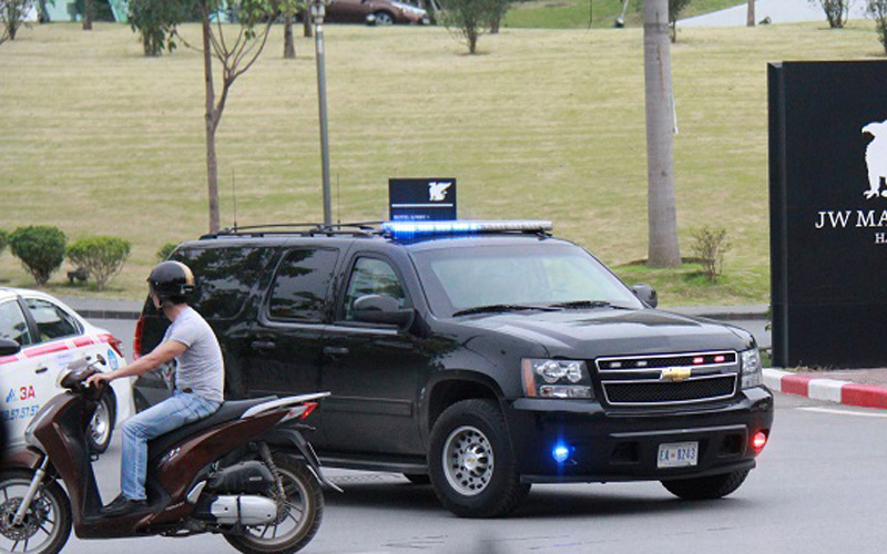 Chiếc xe trong đoàn bảo vệ Tổng thống Mỹ rời khách sạn chiều nay. Ảnh: Văn Chung