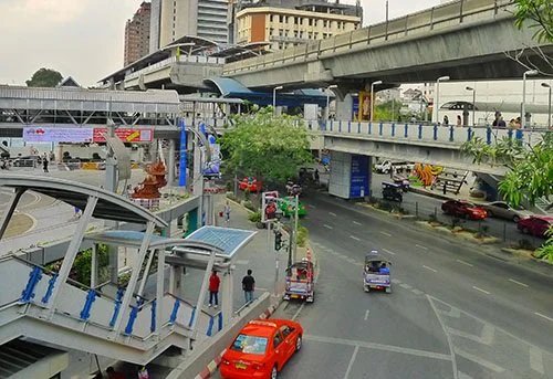 Cầu sắt kết nối ga đường sắt trên cao tại Bangkok (Thailand 2012): cầu dẫn xuống điểm đỗ taxi và xe 3 bánh chạy gaz