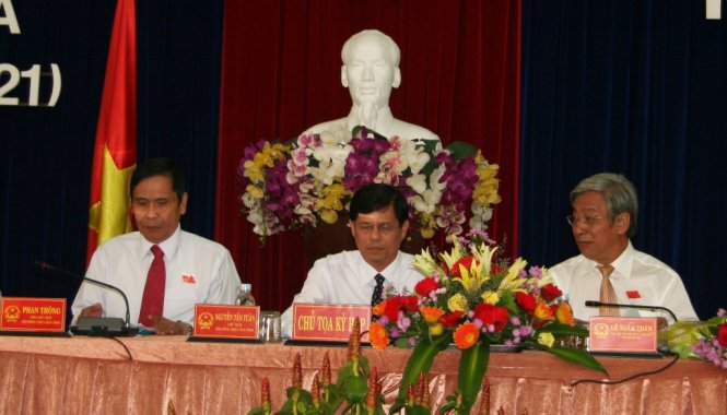 
Tân chủ tịch HĐND tỉnh Khánh Hòa Nguyễn Tấn Tuân (giữa) cùng hai phó chủ tịch HĐND tỉnh Lê Xuân Thân (phải) và Phan Thông (trái) - Ảnh: Phan Sông Ngân

