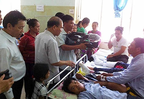 Bí thư, Chủ tịch UBND tỉnh Bình Thuận thăm hỏi các nạn nhân.
