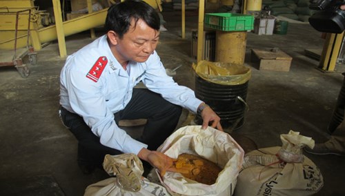 Cơ quan chức năng phát hiện sử dụng chất cấm tại Cty TNHH thức ăn chăn nuôi Trường Phú (Hải Dương). Ảnh: Phạm Anh.