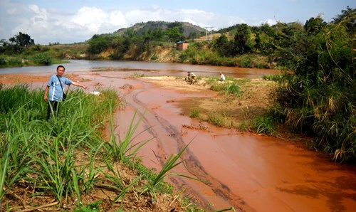 
Sông Ba đỏ lòm, đặc quánh bùn thiếc do nhà máy tuyển quặng Kbang của Tập đoàn Hoàng Anh Gia Lai xả ra.
