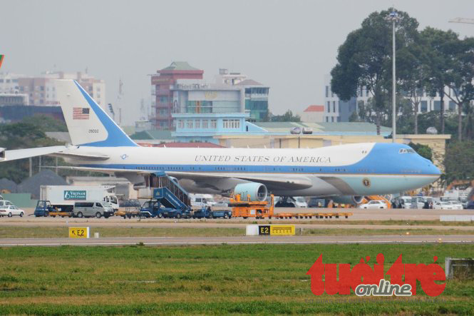 
Chiếc Air Force One trên đường băng sân bay Tân Sơn Nhất - Ảnh: BẢO DUY
