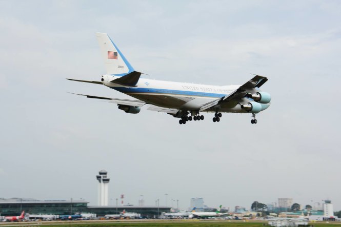 
Chiếc Air Force One chở tổng thống Obama hạ cánh xuống sân bay Tân Sơn Nhất - Ảnh: Bảo Duy
