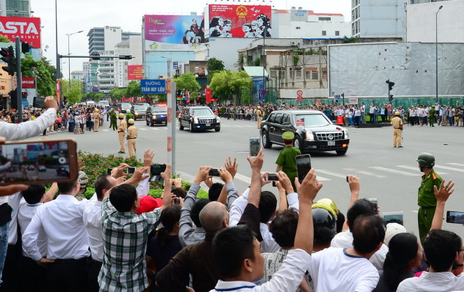 
Người dân Sài Gòn đón tổng thống Obama khi xe chạy ngang ngã tư Nguyễn Văn Trỗi - Trần Huy Liệu, Q.PN. Ảnh: TTD
