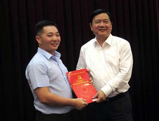 Bí thư Thành ủy TP HCM Đinh La Thăng (phải) trao quyết định cho ông Lê Trương Hải Hiếu