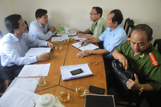 
Cơ quan chức năng tỉnh Quảng Nam làm việc với đại diện Công ty bia Hà Nội Ảnh: Hiến Tùng
