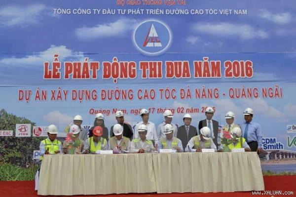 
Thứ trưởng Bộ GTVT Nguyễn Ngọc Đông chứng kiến các bên ký cam kết thi đua năm 2016
