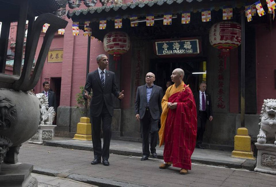 Ông Obama cùng trụ trì chùa Ngọc Hoàng Thích Minh Thông. Ảnh: AP