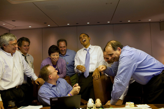 Ông Obama cười thả ga với các nhân viên trước Hội nghị thượng đỉnh Châu Mỹ ở Singapore năm 2009
