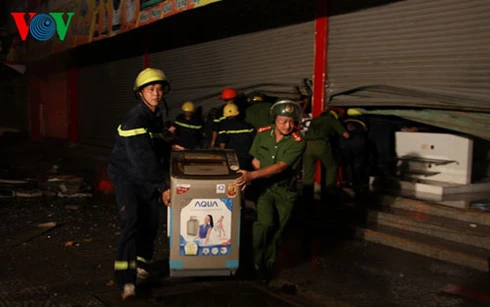 Lực lượng Công an tỉnh Quảng Trị giúp dọn đồ đạc còn sót lại sau vụ cháy