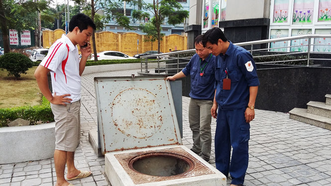 Nhiều ngày nay, bể nước ngầm của tòa chung cư cao cấp CT3 luôn trong tình trạng khan hiếm nước do áp lực nước không đủ bơm vào bể - Ảnh: Lâm Hoài