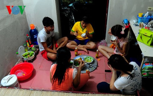 Một bữa cơm của các nữ công nhân KCN Yên Phong (Bắc Ninh)