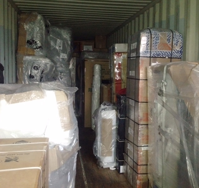 
Thùng container chứa nhiều thùng đựng hàng nhập lậu với khối lượng ước tính trên 10 tấn - Ảnh: Hải quan Hải Phòng cung cấp.
