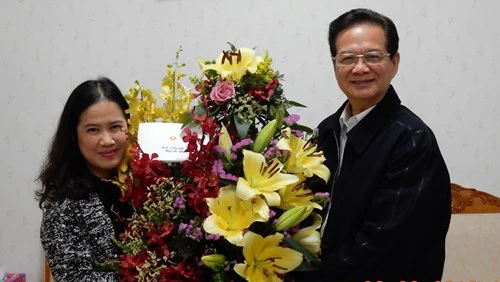 
Thủ tướng Nguyễn Tấn Dũng tặng hoa cho nhà văn Nguyễn Thị Thu Huệ.

