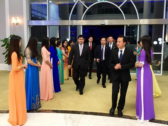 Đoàn nhà đầu tư do Hoàng tử Brunei dẫn đầu đến thăm và dự tiệc chiêu đãi tại quần thể du lịch nghỉ dưỡng FLC Sầm Sơn